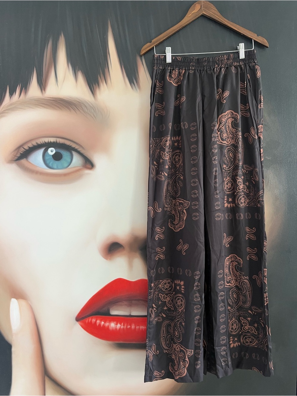 Women’s Wide-Leg Paisley Print Pants - Black with Copper Print